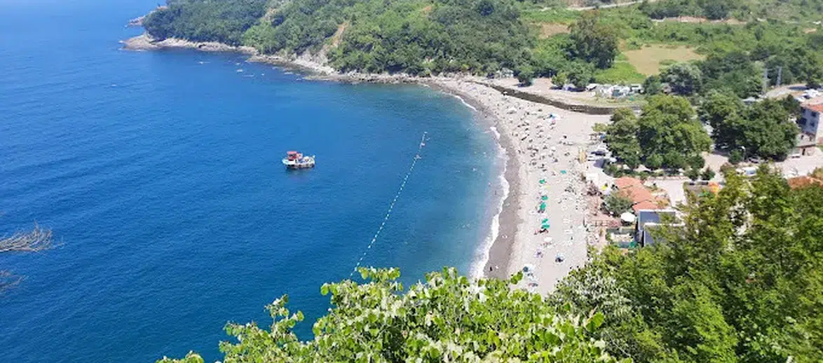 Karadeniz'de tehlikeli hava koşulları nedeniyle plajlara deniz girişi yasaklandı