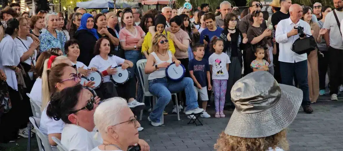 Zonguldak'ta 55 kadın sahili darbukayla inletti