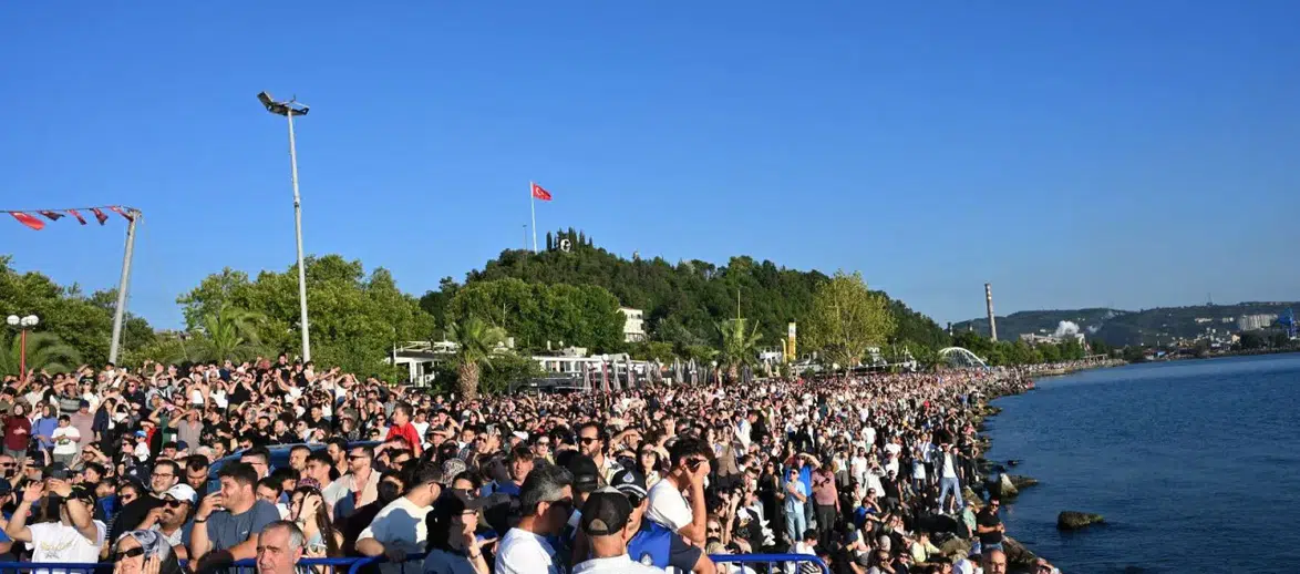 Karadeniz Ereğli'de SOLOTÜRK'le unutulmaz bir akşam: On binlerce kişi gökyüzündeki şölene tanıklık etti