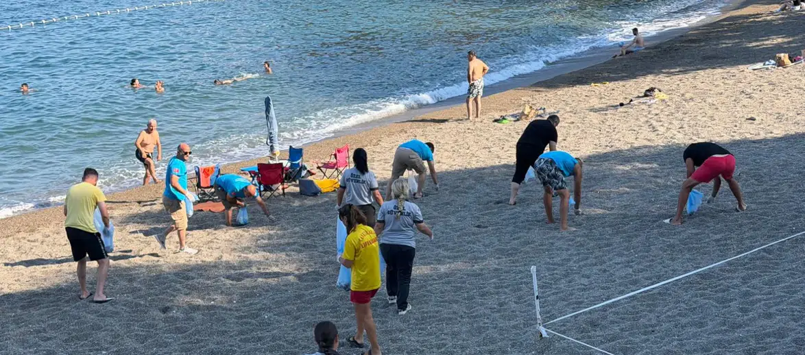 Kapuz Plajı'nda görevliler izmarit ve atıkları topladı