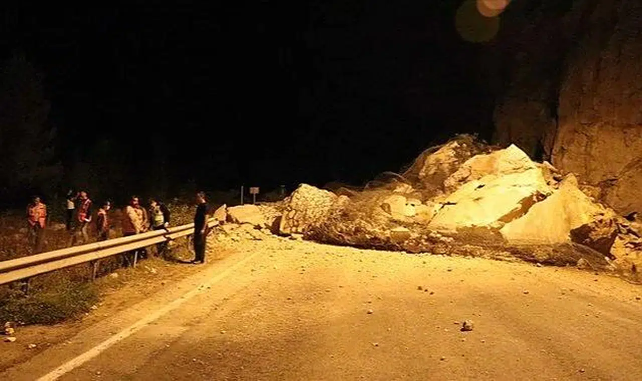 Asma'da heyelan.... Yolun boş olması faciayı önledi!