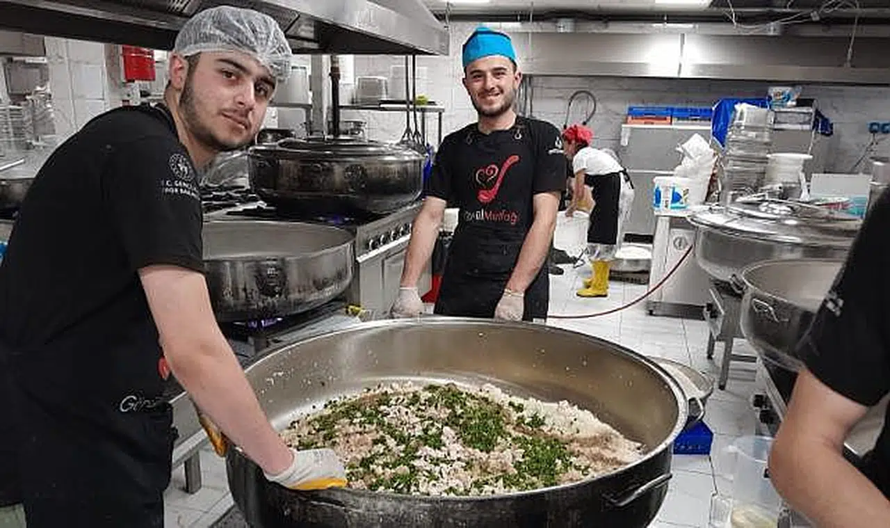 BEÜ'lü öğrenciler "Gönül Mutfağı"nı depremzedeler için kurdu
