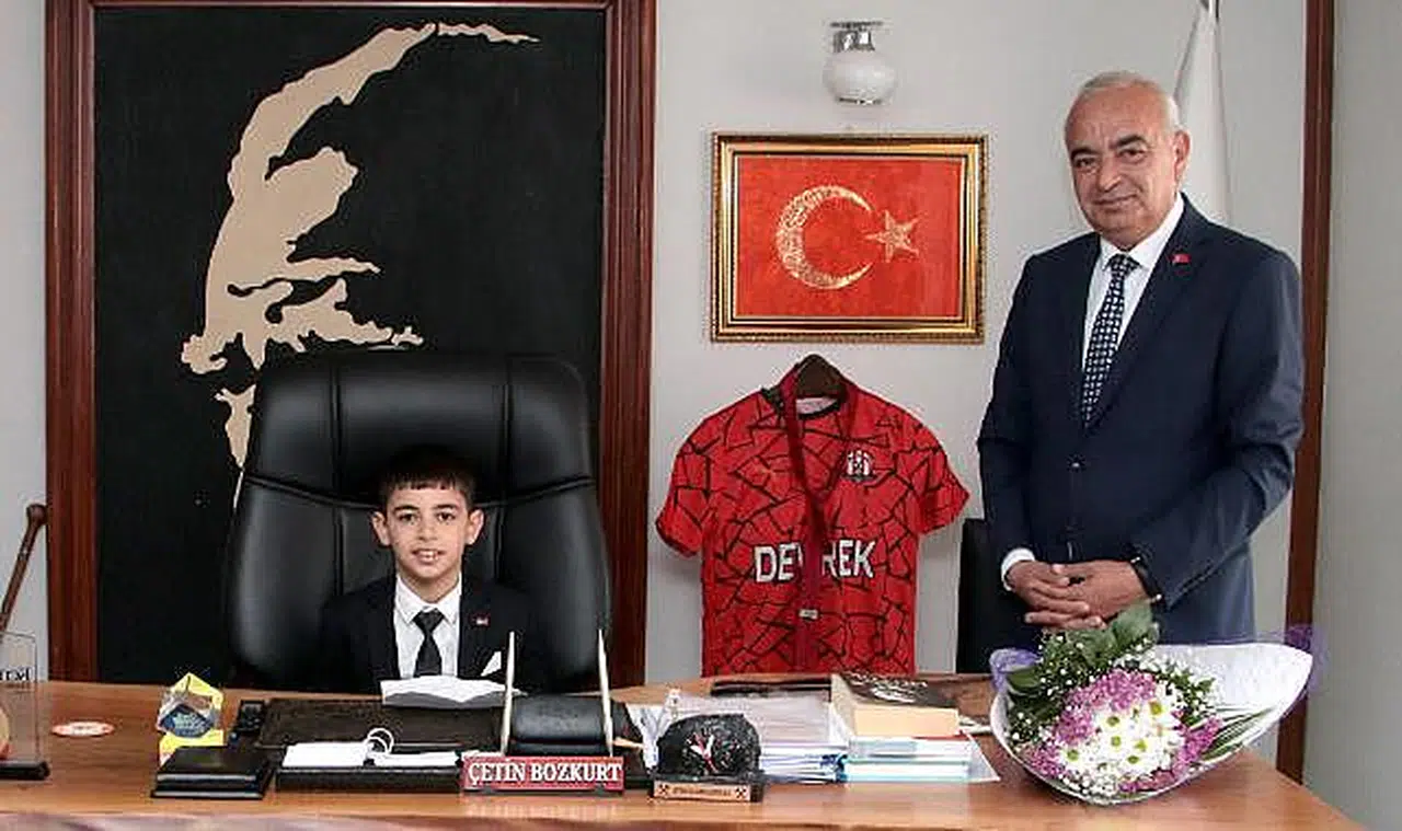Çocuk Belediye Başkanı makam koltuğuna oturdu!