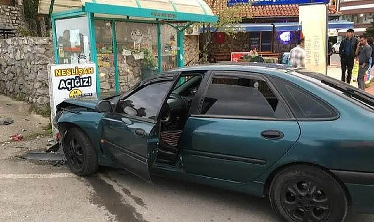 Kozlu'da hareketli dakikalar... Otomobil yolcu durağına daldı!