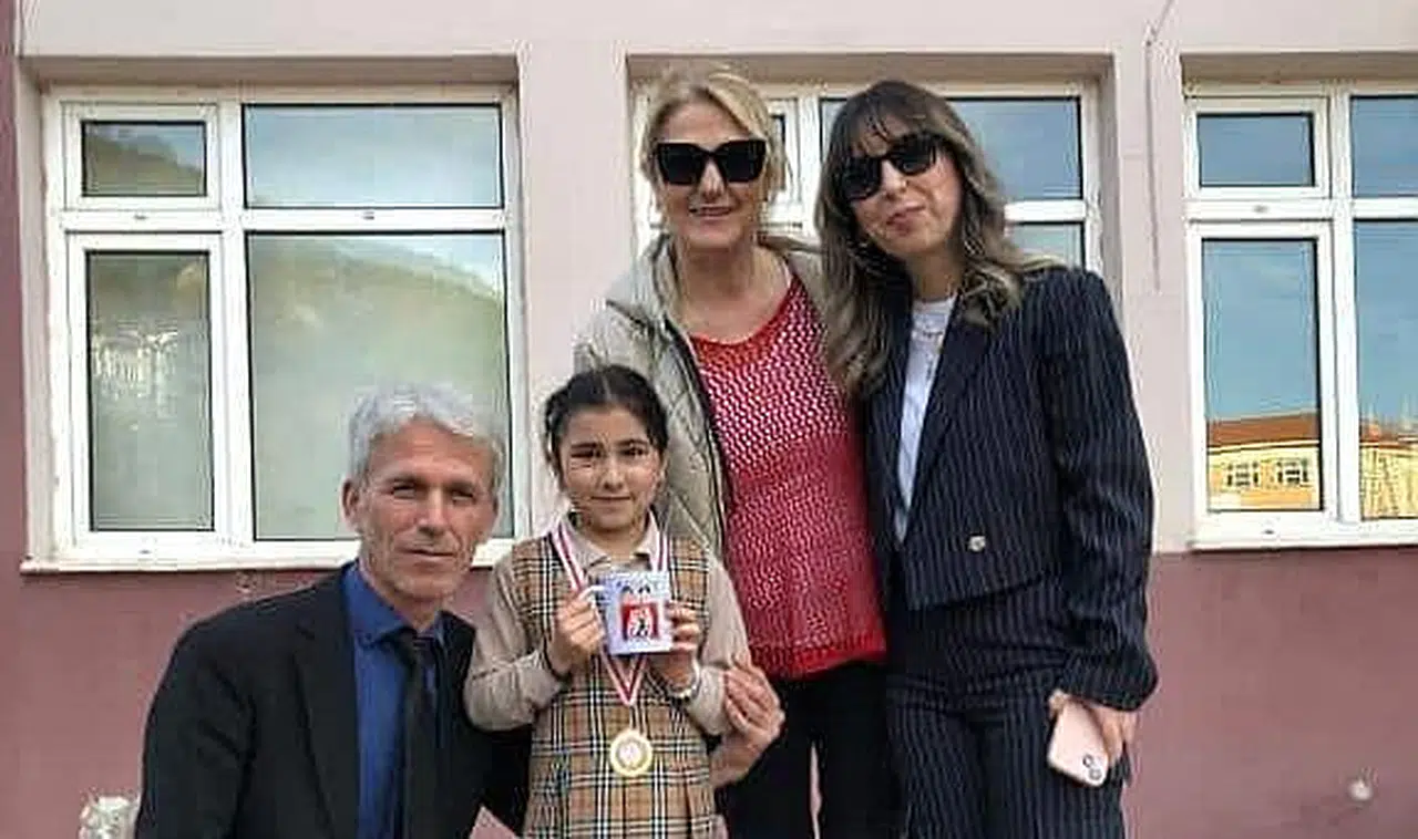 Resim yarışmasında birinci olan öğrenciyi ödüllendirdiler