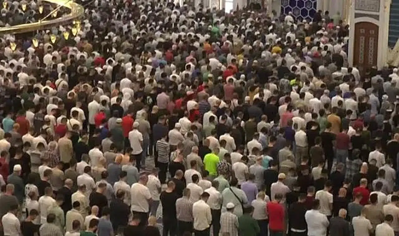Vatandaşlar bayram namazı için camilere akın etti
