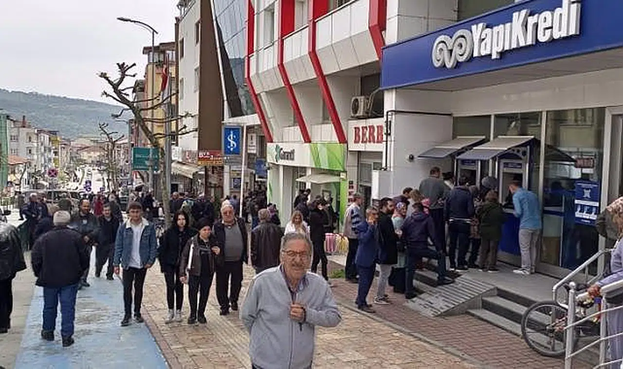 Vatandaşlar bayram öncesi maaş kuyruğunda!