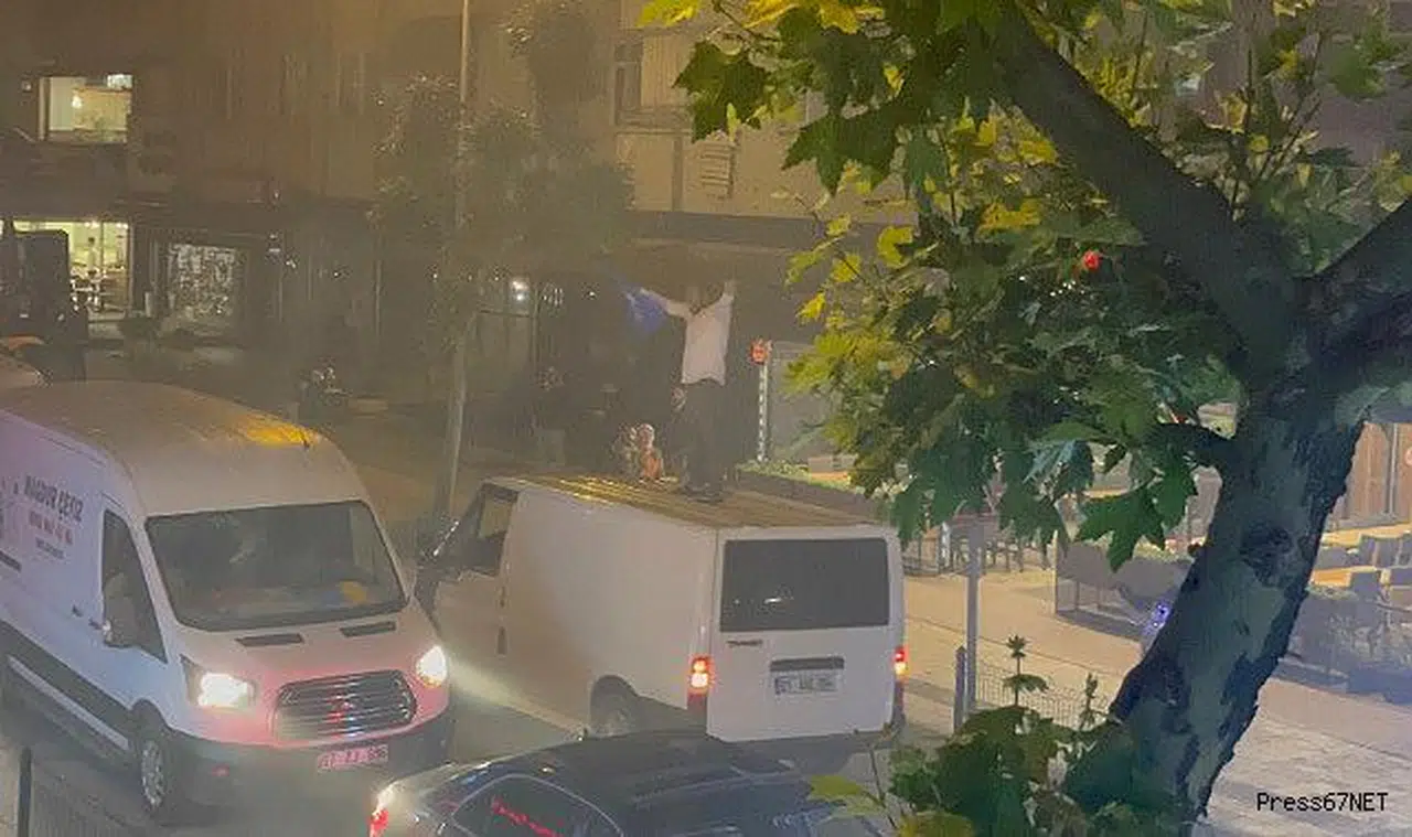 Aracının üzerine çıktı trafiği ve kendi canını tehlikeye soktu!