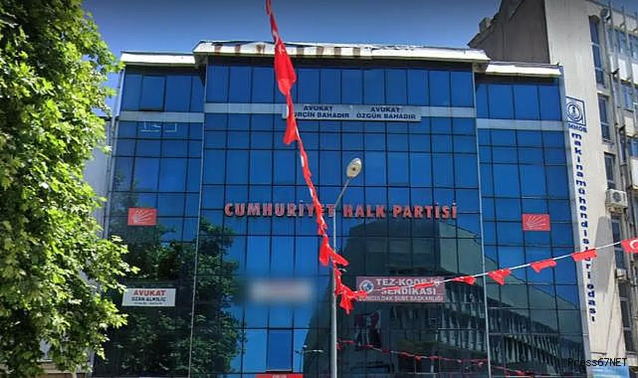 Bir garip hırsızlık! CHP binasına girip Atatürk portrelerini de yanında götürdü