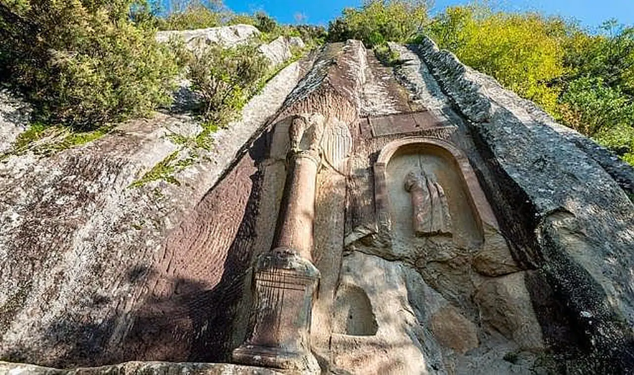 Bunun adı bile bile lades! Tarihi yerde kaçak kazı yaparken yakalandılar