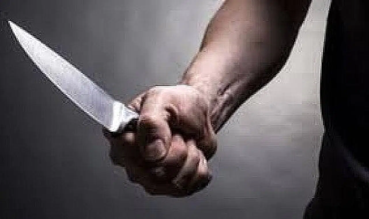 Evinin önünde bıçaklandı!