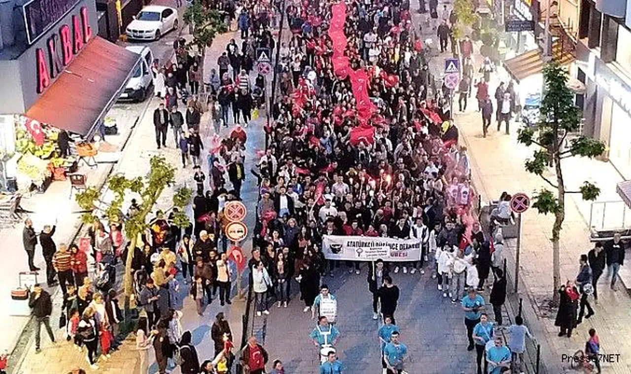 Fener alayı görsel şölene dönüştü