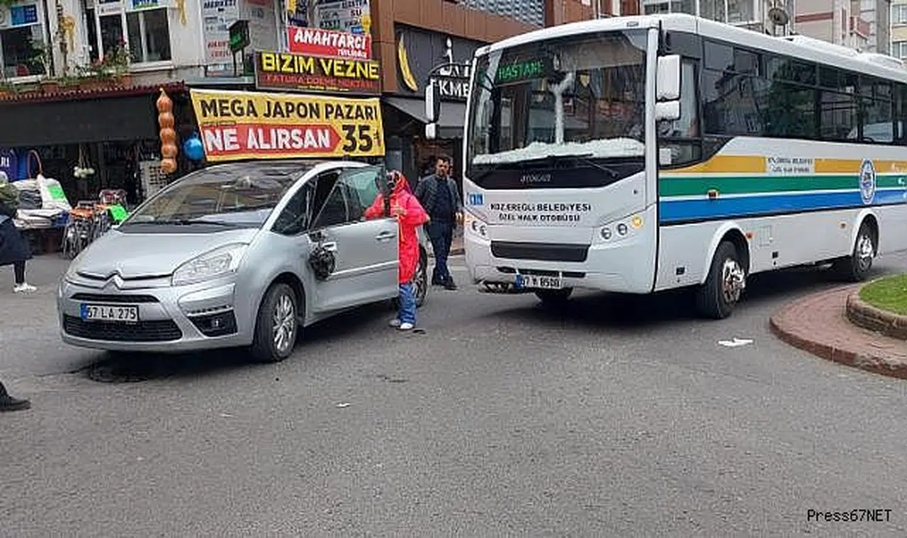 Halk otobüsü parktan çıkan otomobille çarpıştı