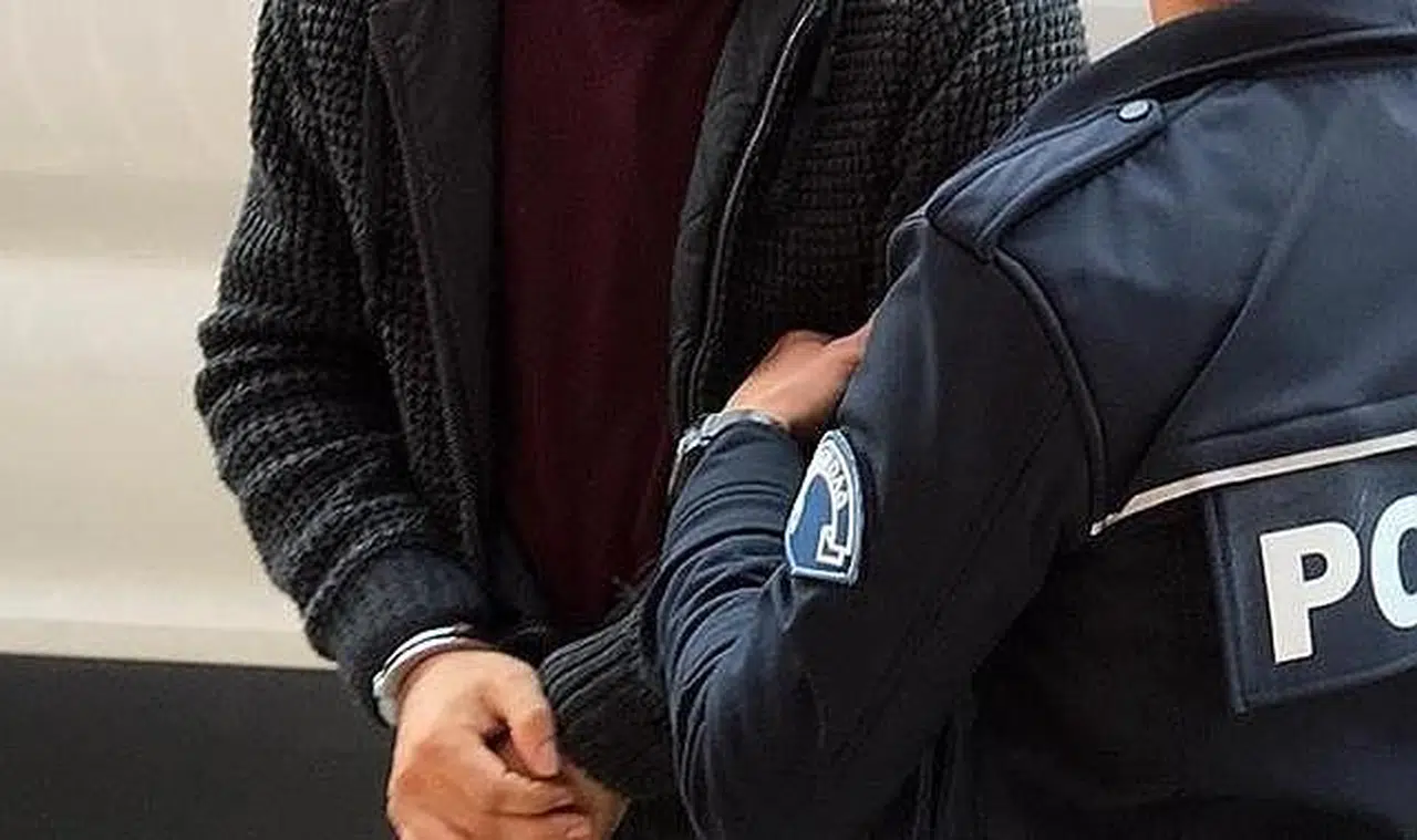 Flaş... Flaş.. Flaş.. İlçe başkanı 1 kilo uyuşturucu ile yakalandı: Yönetim feshedildi