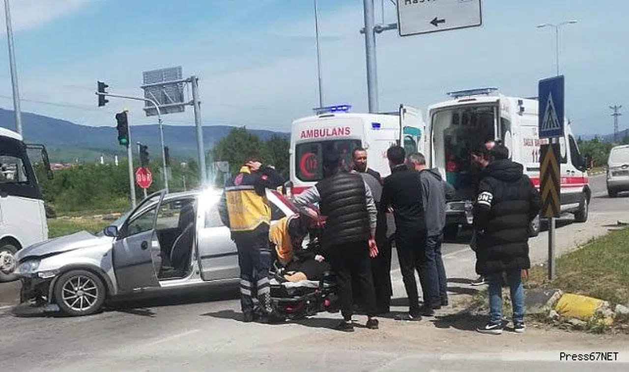 Işıklı kavşakta çarpıştılar.. Yaralılar var!