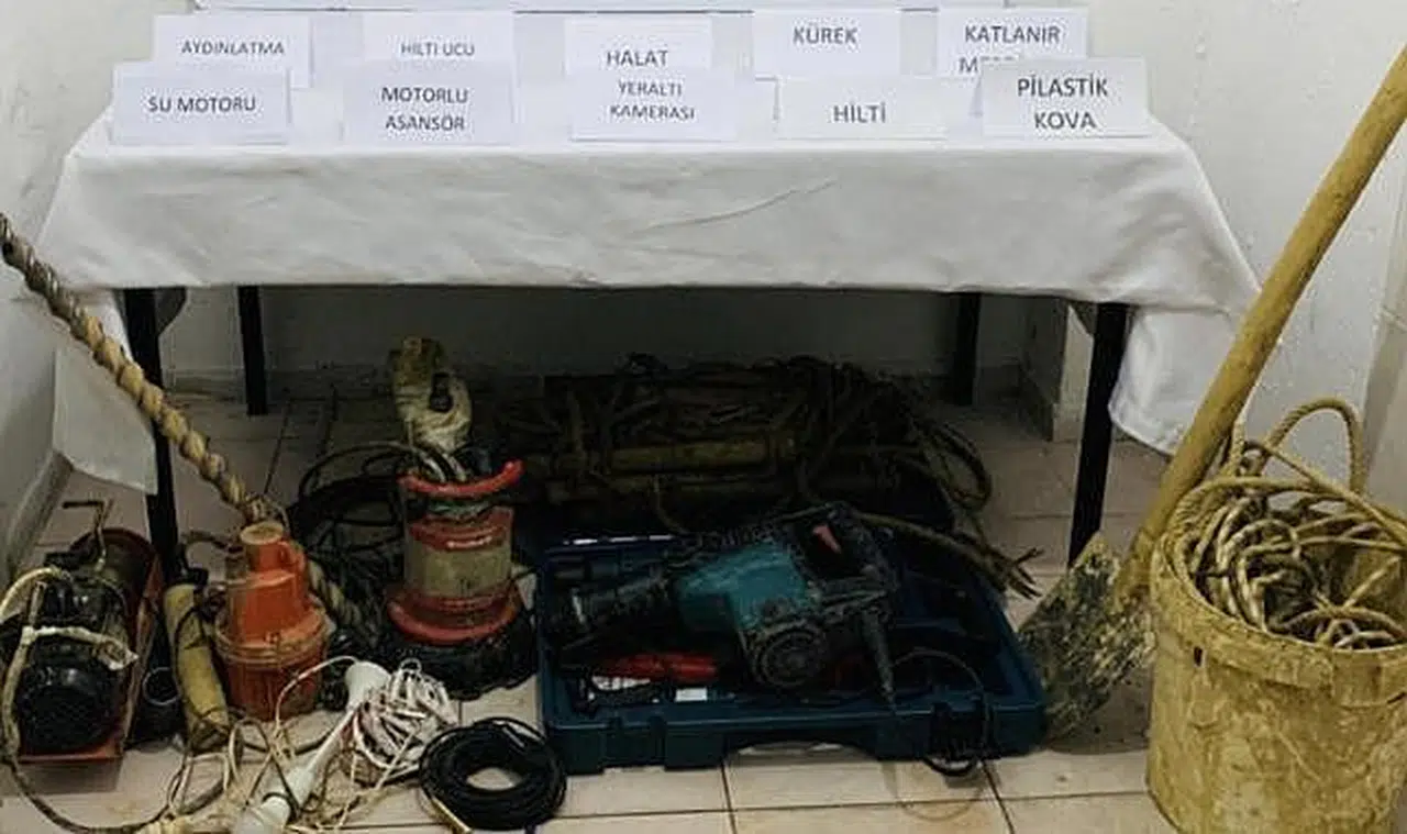 Kaçak kazı yaparken jandarmaya yakalandılar
