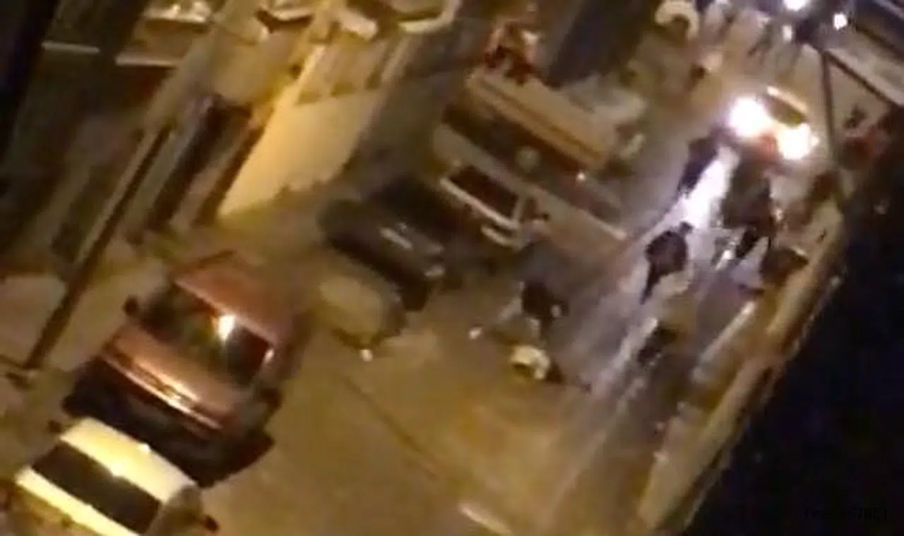 Kalabalık grup öyle bir saldırdı ki: O anlar saniye saniye kamerada!