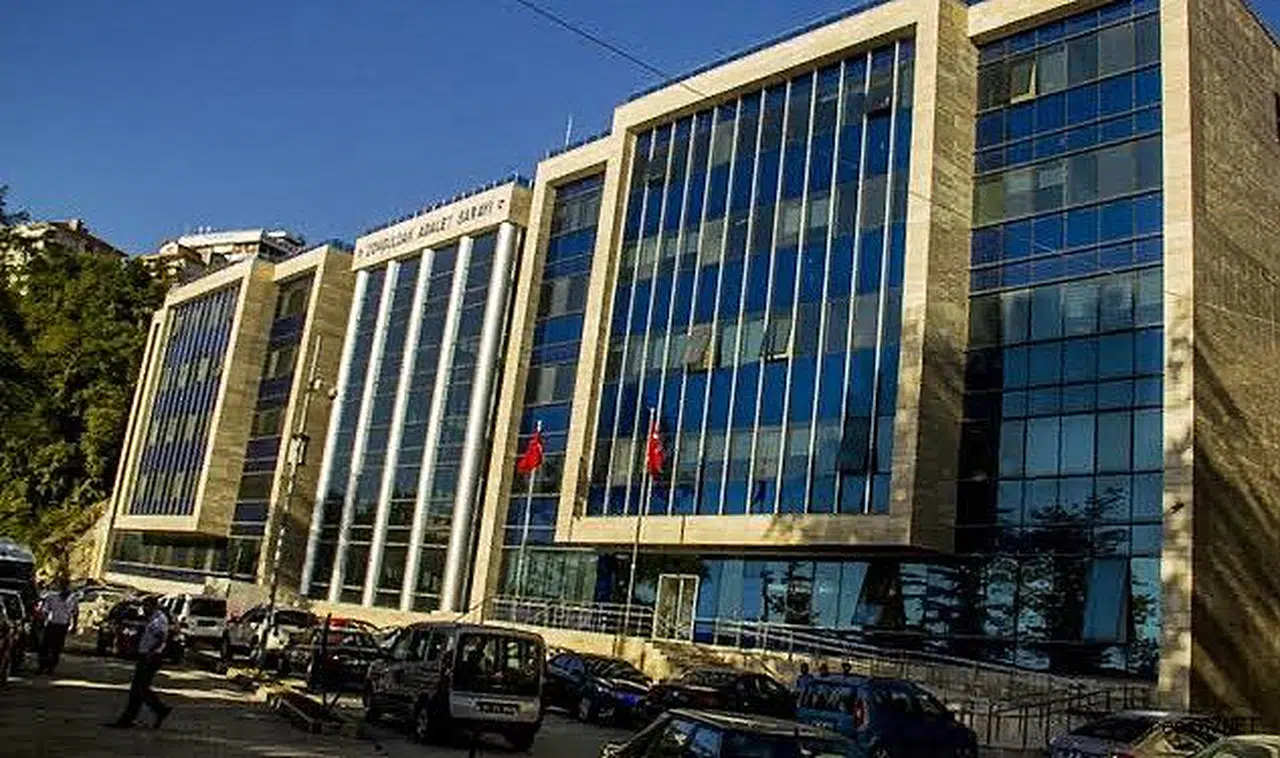 Kendilerini uyaran öğretmeni darp ettiler: 2 tutuklu