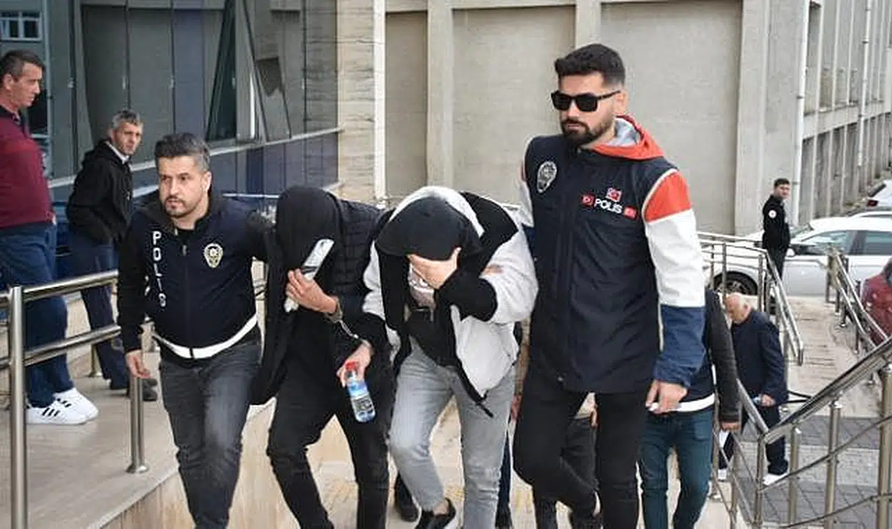 Makatına tahta kaşık sokmuşlardı! 3 kişi tutuklandı