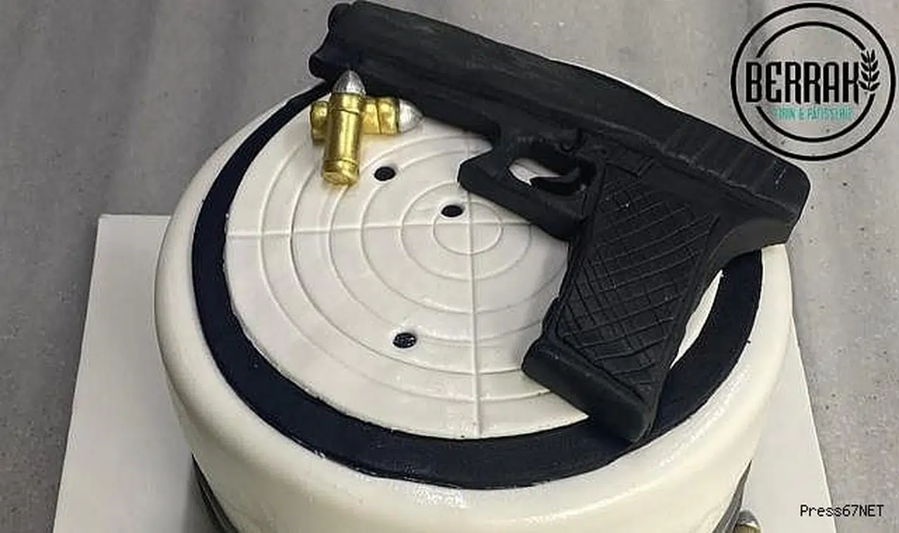 Pastanın üstündeki silah şaşkına çevirdi!