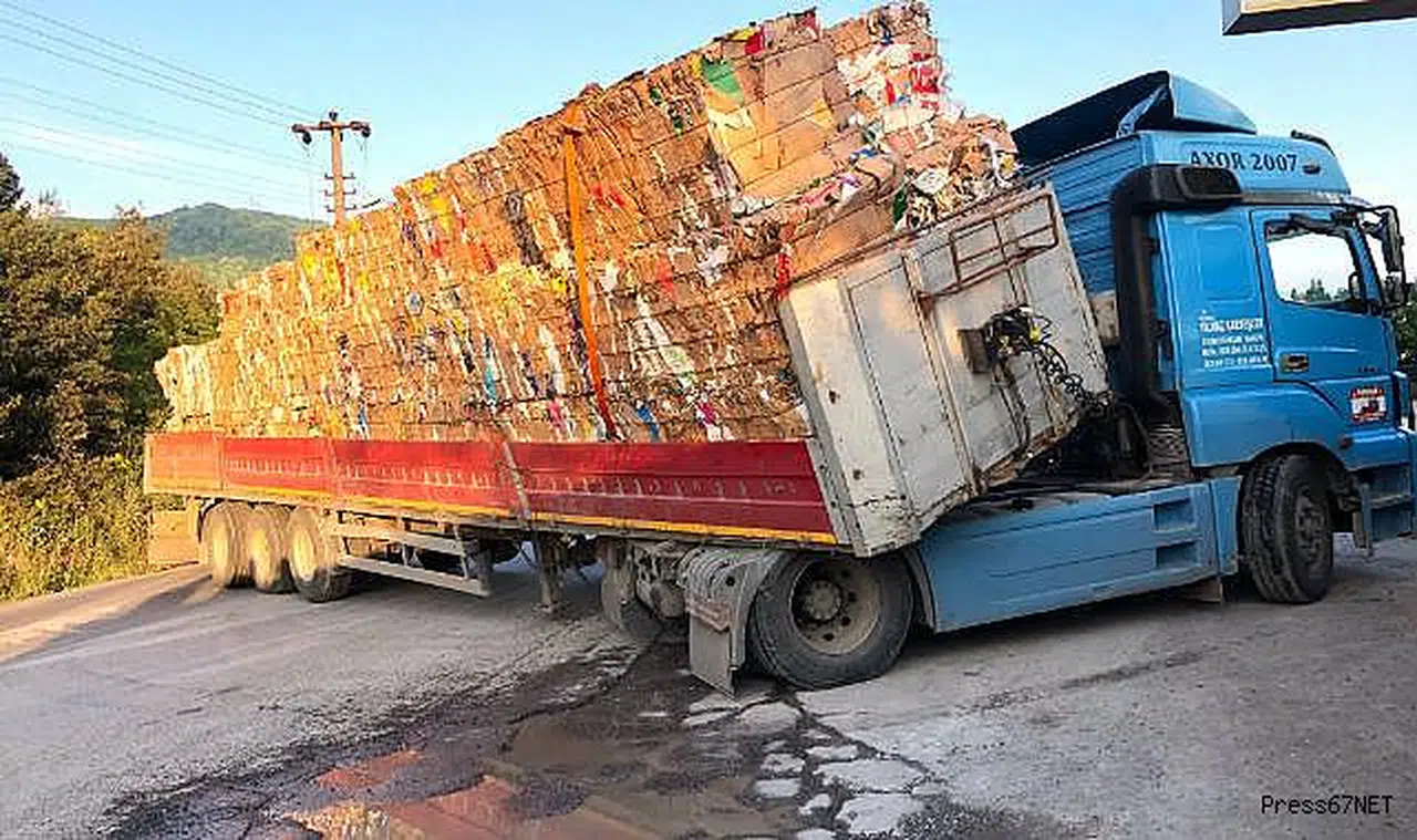 Tır makas attı trafik kilitlendi!