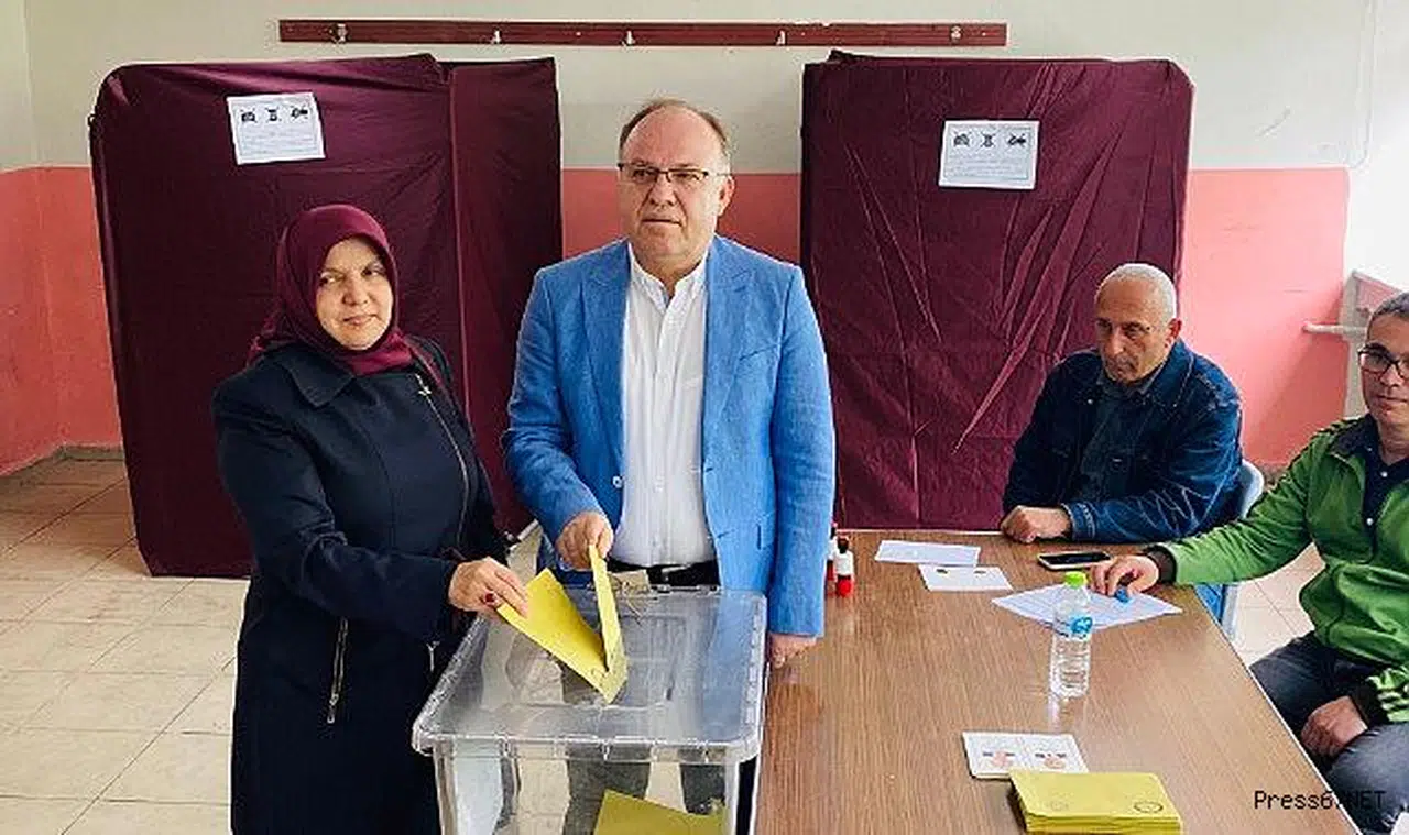 Vali Tutulmaz eşiyle birlikte oyunu kullandı