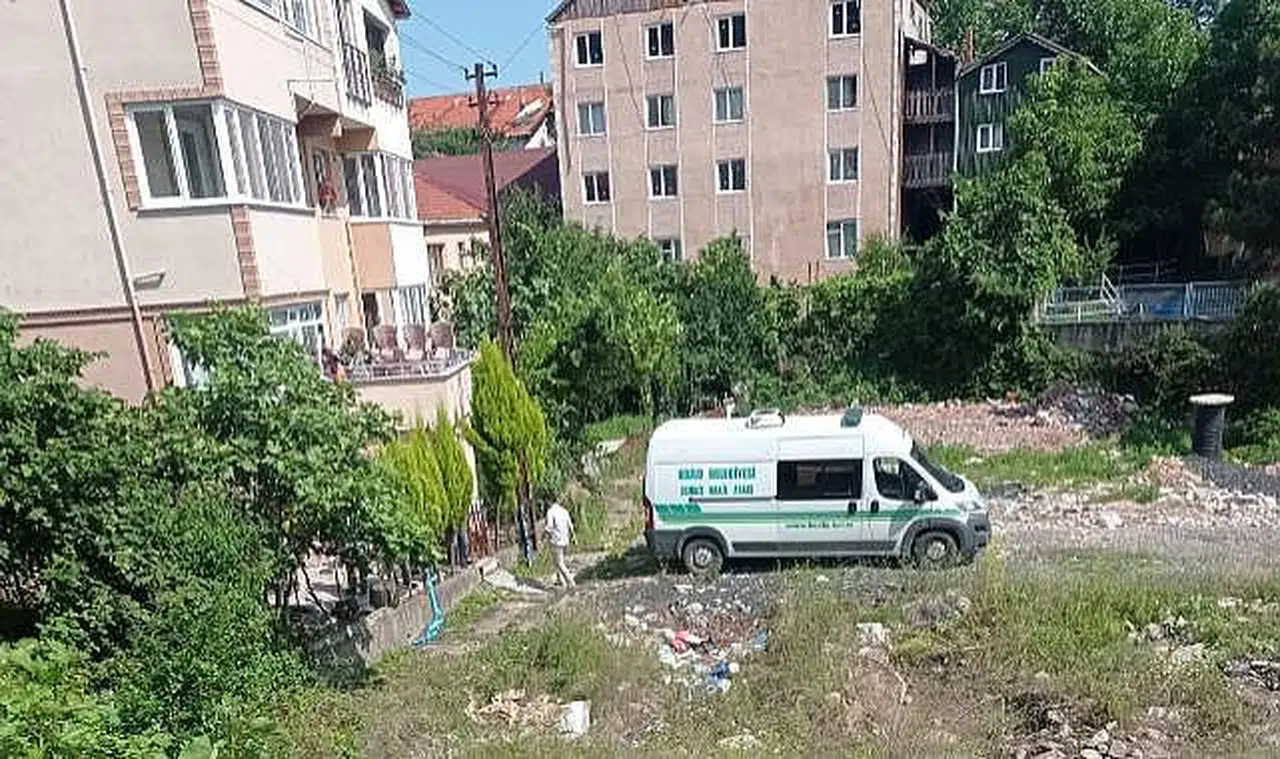 55 yaşındaki kadın balkonda kendini astı
