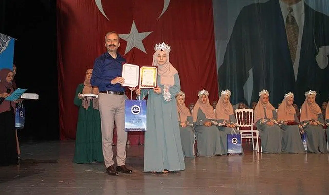 8 Hafize öğrenciye İcazet ve Taç giyme töreni yapıldı