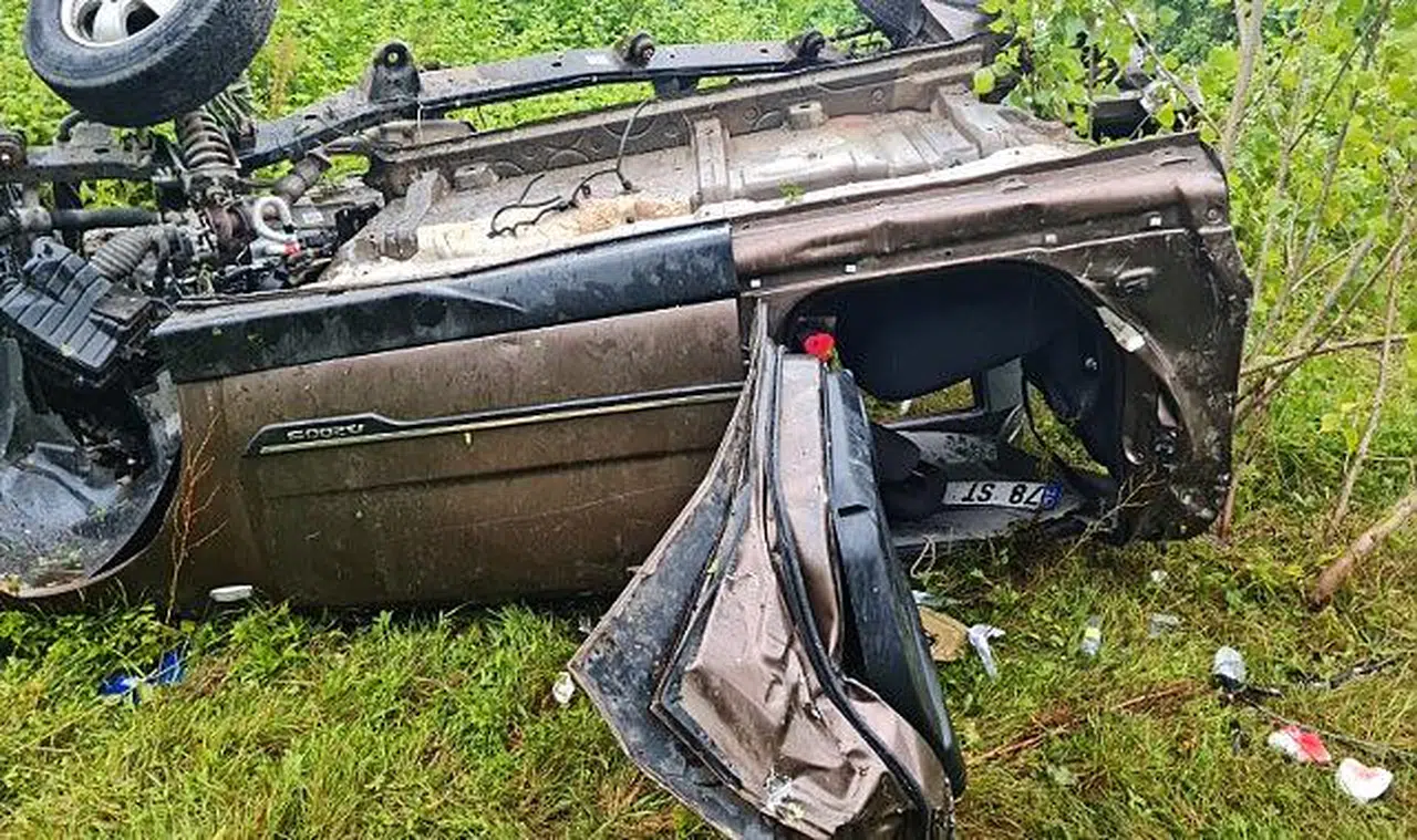 Annesinin cenazesini getirirken kaza yaptılar: 1'i ağır 3 yaralı