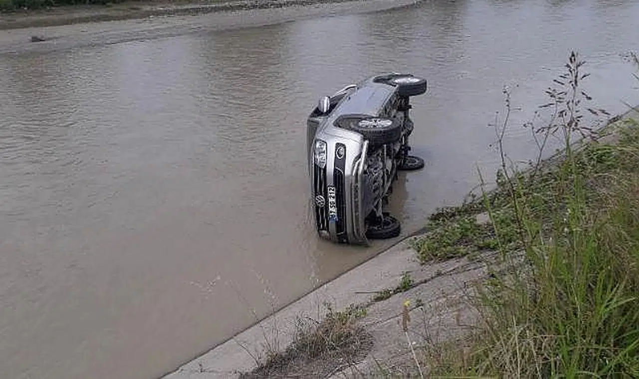 Aracıyla çaya uçtu: 1 yaralı!