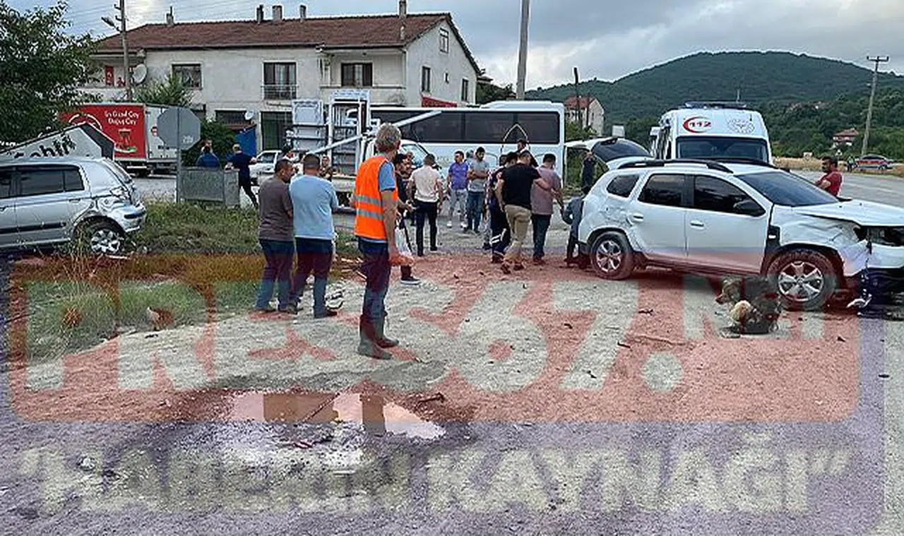 Araçlar kafa kafaya çarpıştı, yaralılar var!