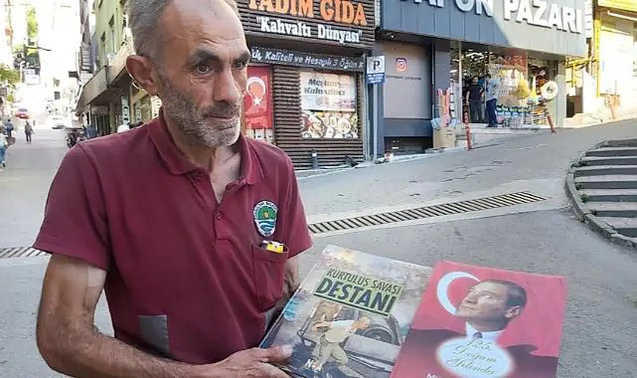 Atatürk Ansiklopedilerini çöplükten çıkardı: Yapılan şey saygısızlık!