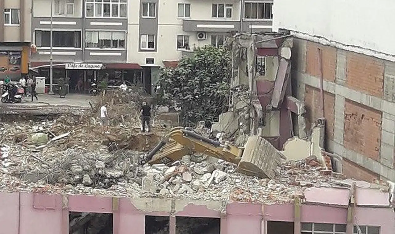 Beton yıkan kepçe binada yan yattı!