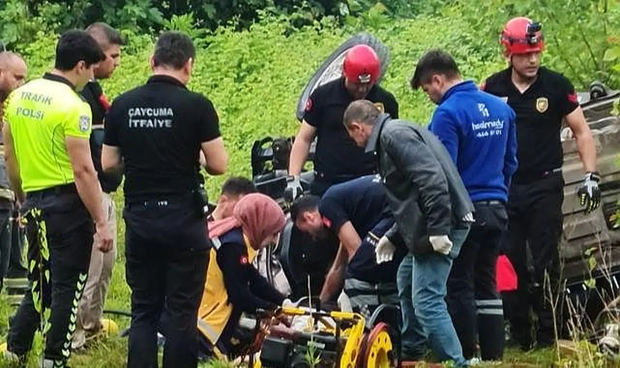 Direksiyon hakimiyeti kaybetti, tarlaya uçtu.. Yaralılar var!