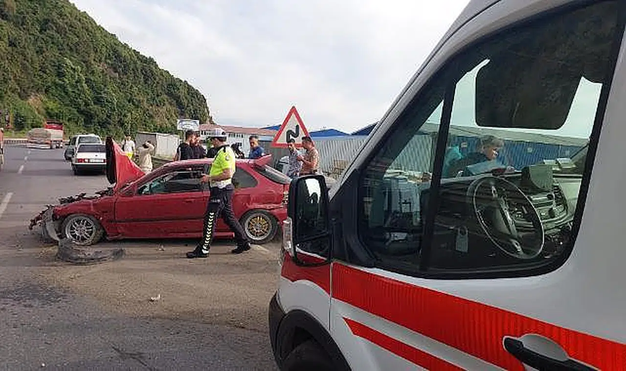 Direksiyon hakimiyetini kaybeden otomobil kaza yaptı: 1 yaralı  