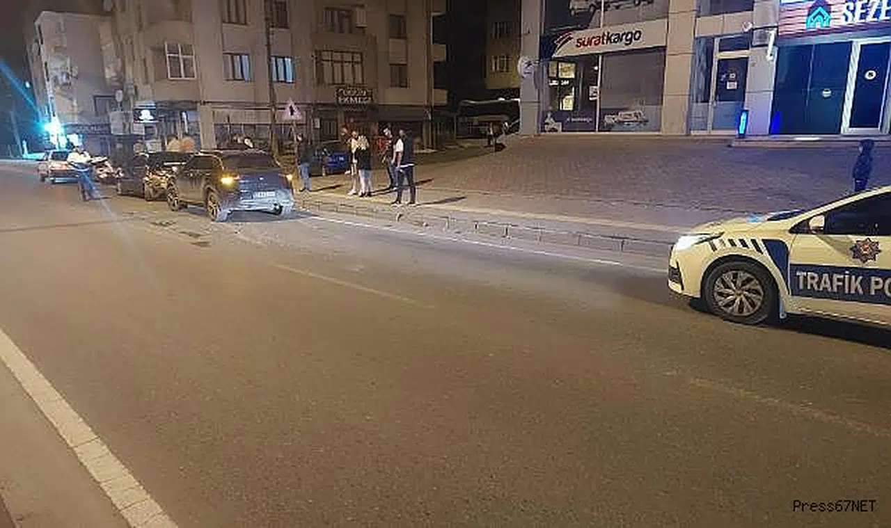 Direksiyon hakimiyetini kaybeden sürücü park halindeki araca çarptı  