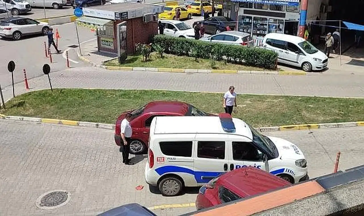 Elinde kesici aletle husumetlisini kovalamak istedi