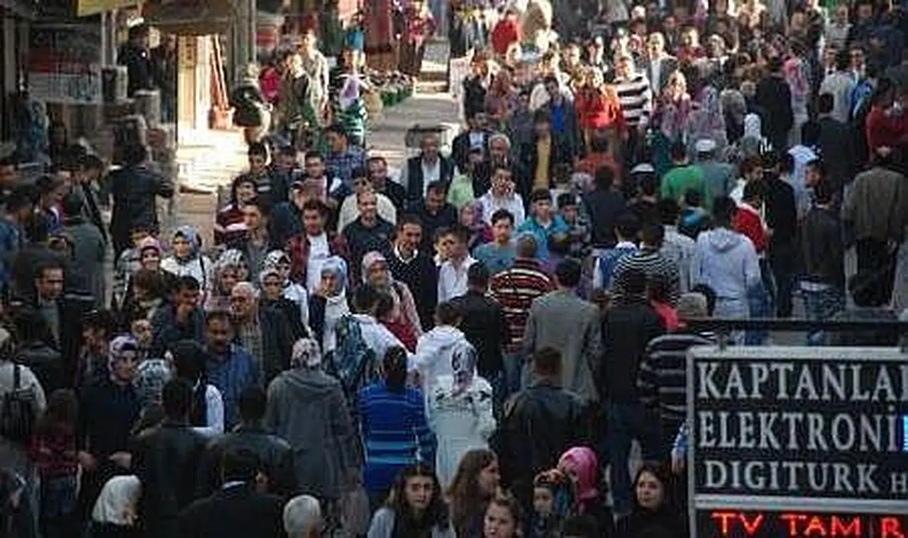 Genç kız-erkekler tanışmak için yürüyecek!