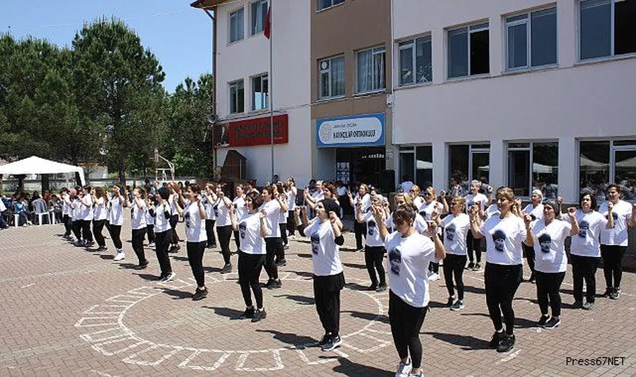 Halk oyunları topluluğu Çaycuma kültürünü yaşatıyor