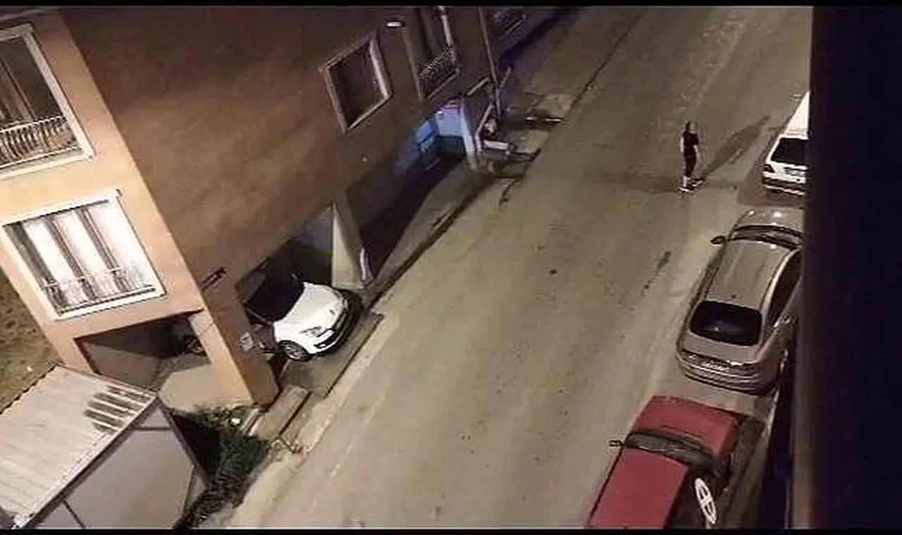 Kadırga'da korku dolu anlar! Önce evler taşladı sonra arabalara saldırdı