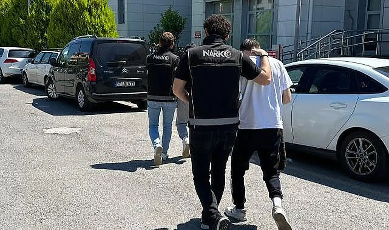 Kargo ile uyuşturucu gönderirken yakalandı