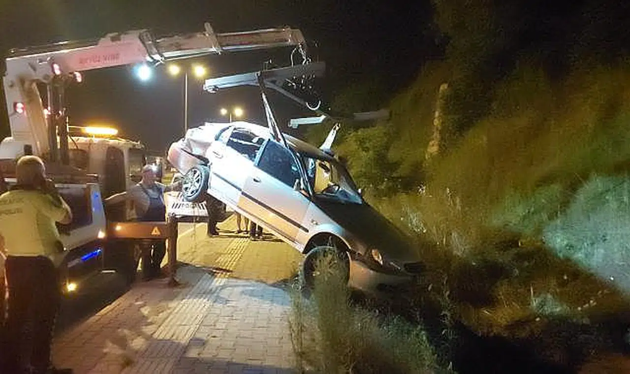 Kaza yaptığı aracını terk edip gitti