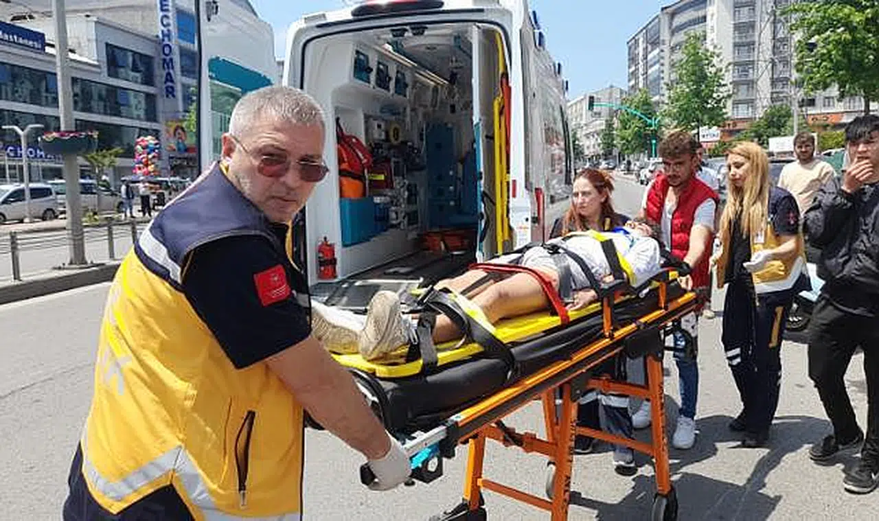 Motosiklet ile otomobil çarpıştı!