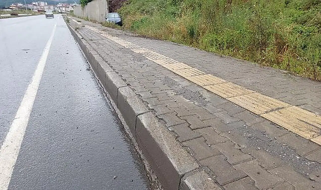 Otomobilin lastiği patladı 3 kişi yaralandı!