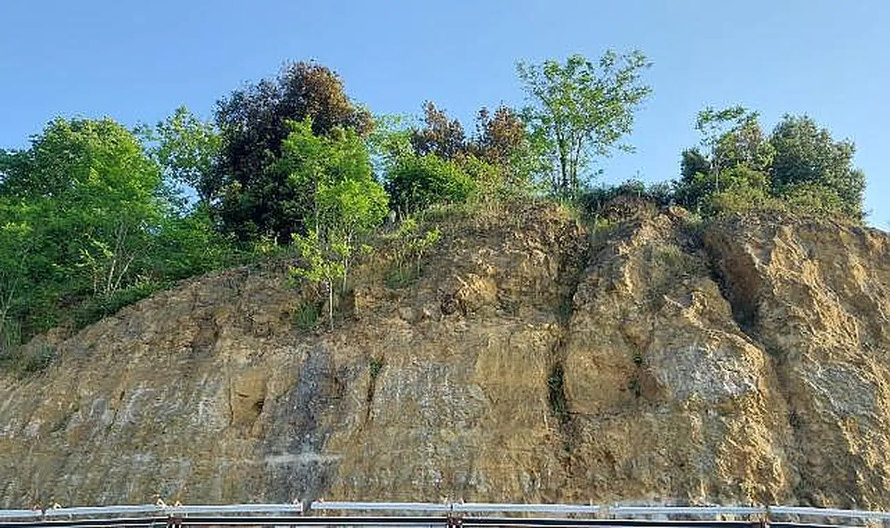 Kayalıklara çıkan kadını Kaymakamla Emniyet Müdürü ikna etti!