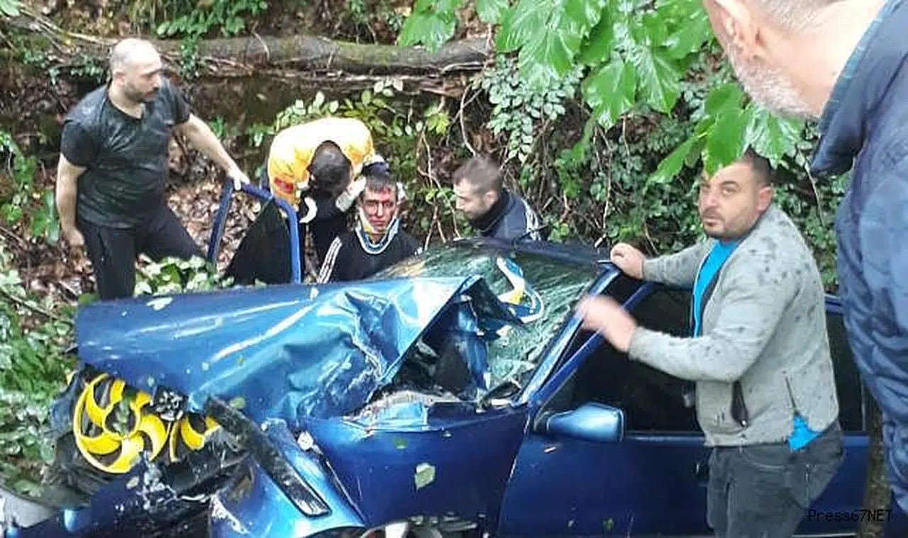 Kontrolden çıkan otomobil ağaca çarptı