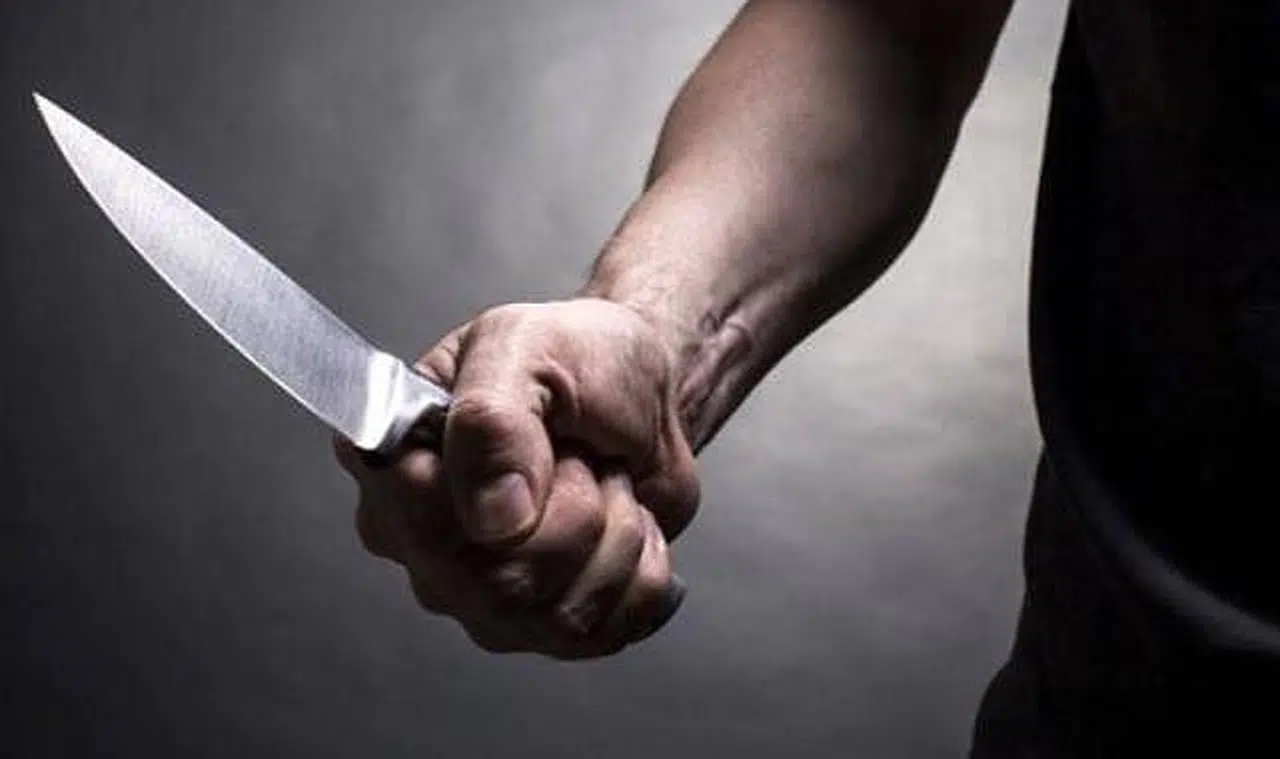 Korkutan anlar, eline bıçak alıp sokağa çıktı!