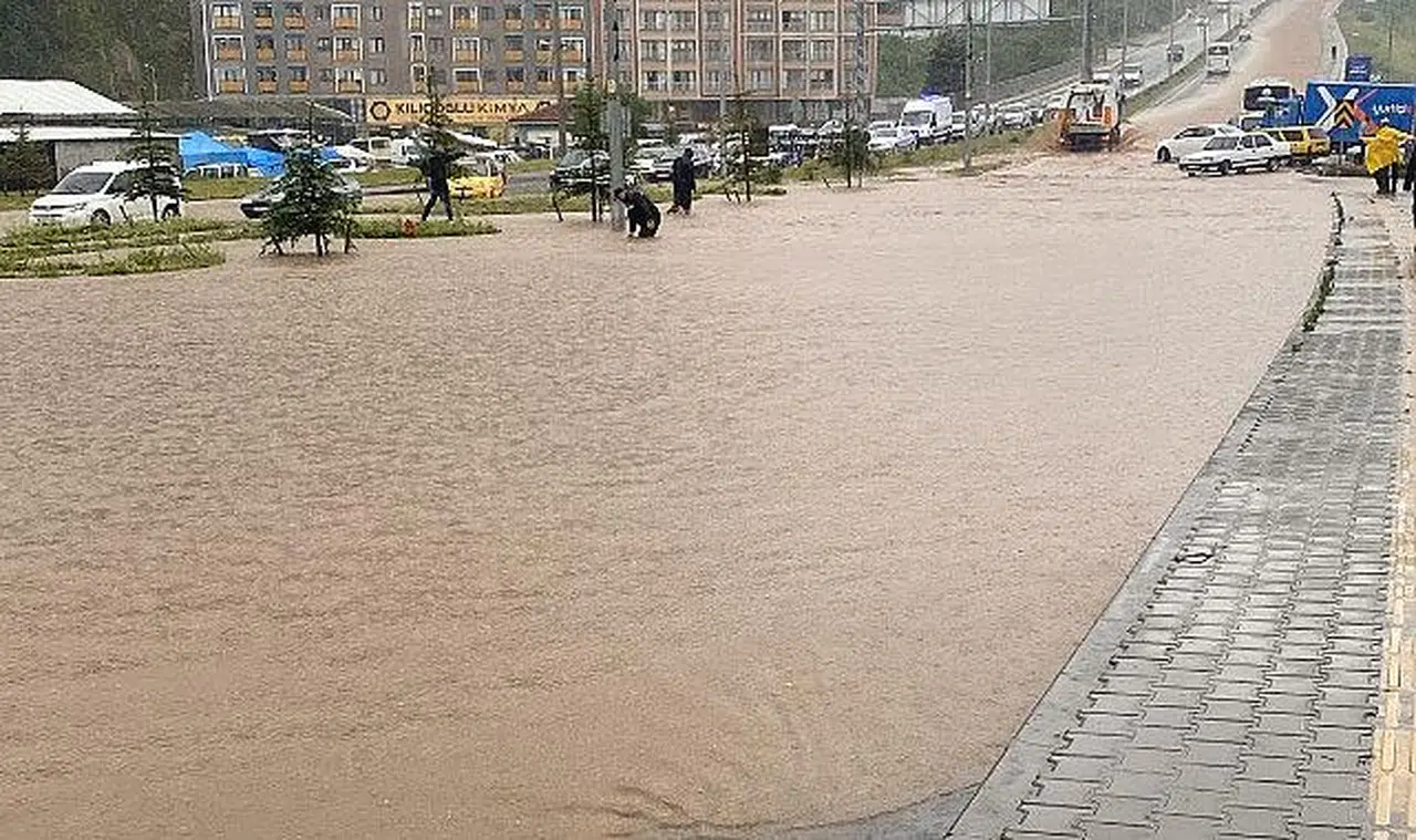 Kozlu yolu sular altında kaldı