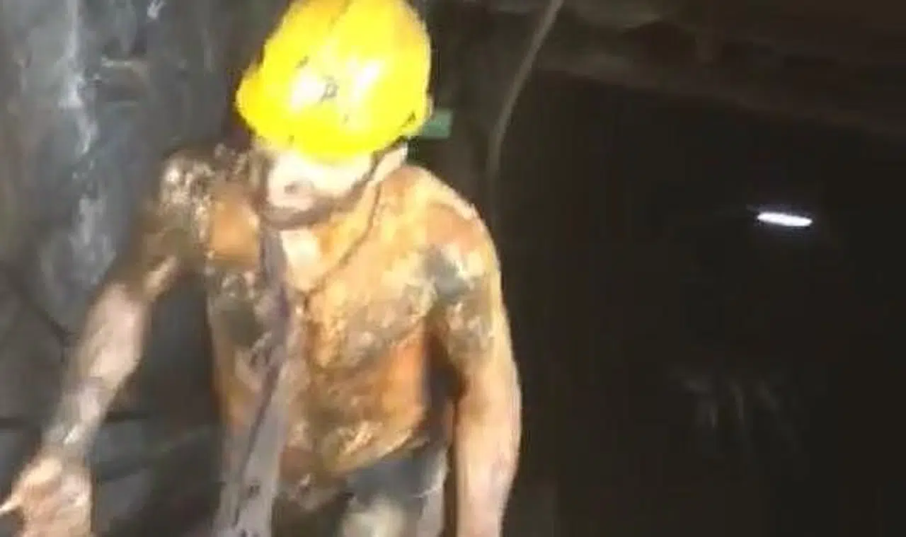 Madencinin üstün başını yırttılar!