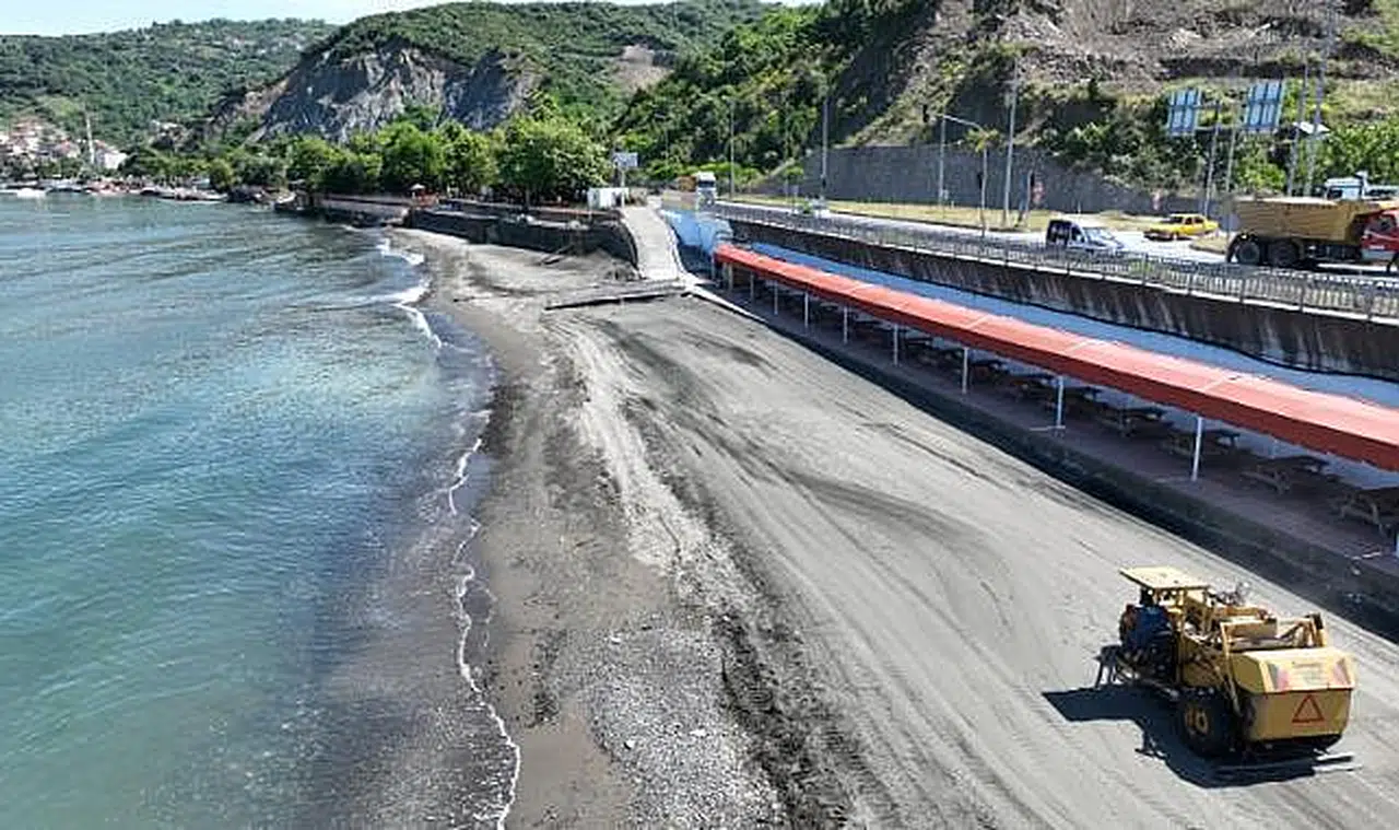Mavi Bayraklı Sevgi Ve Barış Plajı Kumsalı Temizlendi